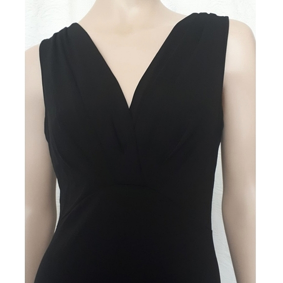 V-neck Sleeveless Dress - Picture 4 of 11